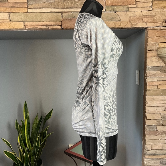 Nike Pro Running Gym Athletic Stretch Top Mod Print Active Layering Gray White S - Picture 3 of 10